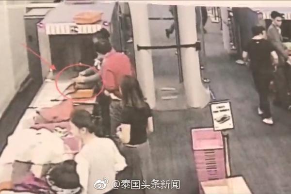 精瘦！利物浦曬伊薩克體檢視頻，后者身材遭調侃：罷訓還絕食了？